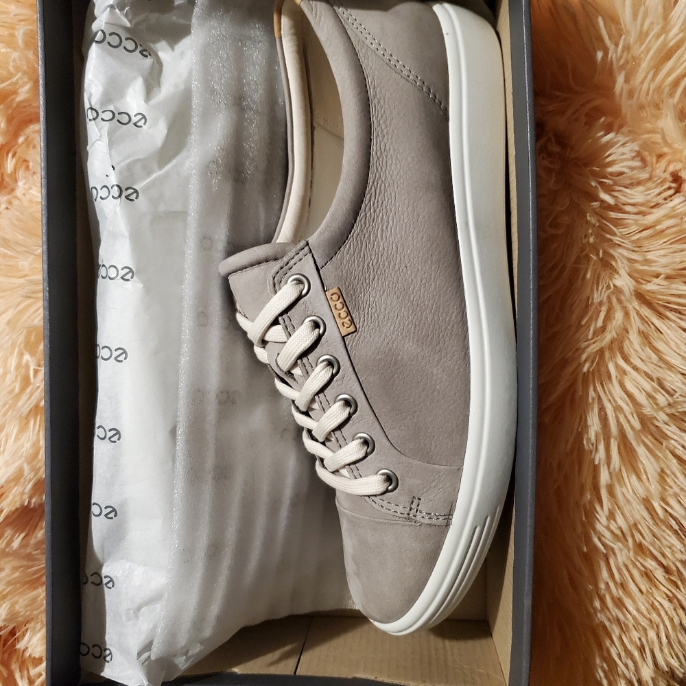 Women's casual sneakers
